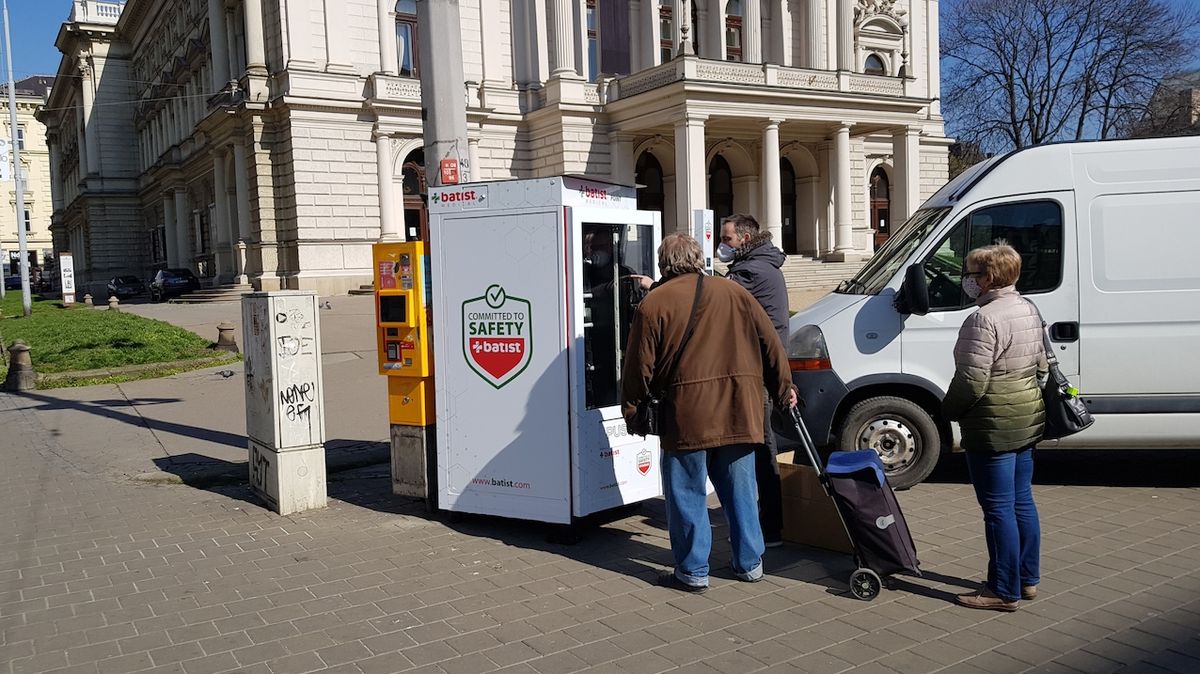 O automaty na roušky měli lidé v Brně okamžitě zájem